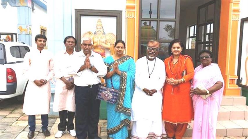 MF Leader With Padma Shri Bharti Bhandu And Troupe